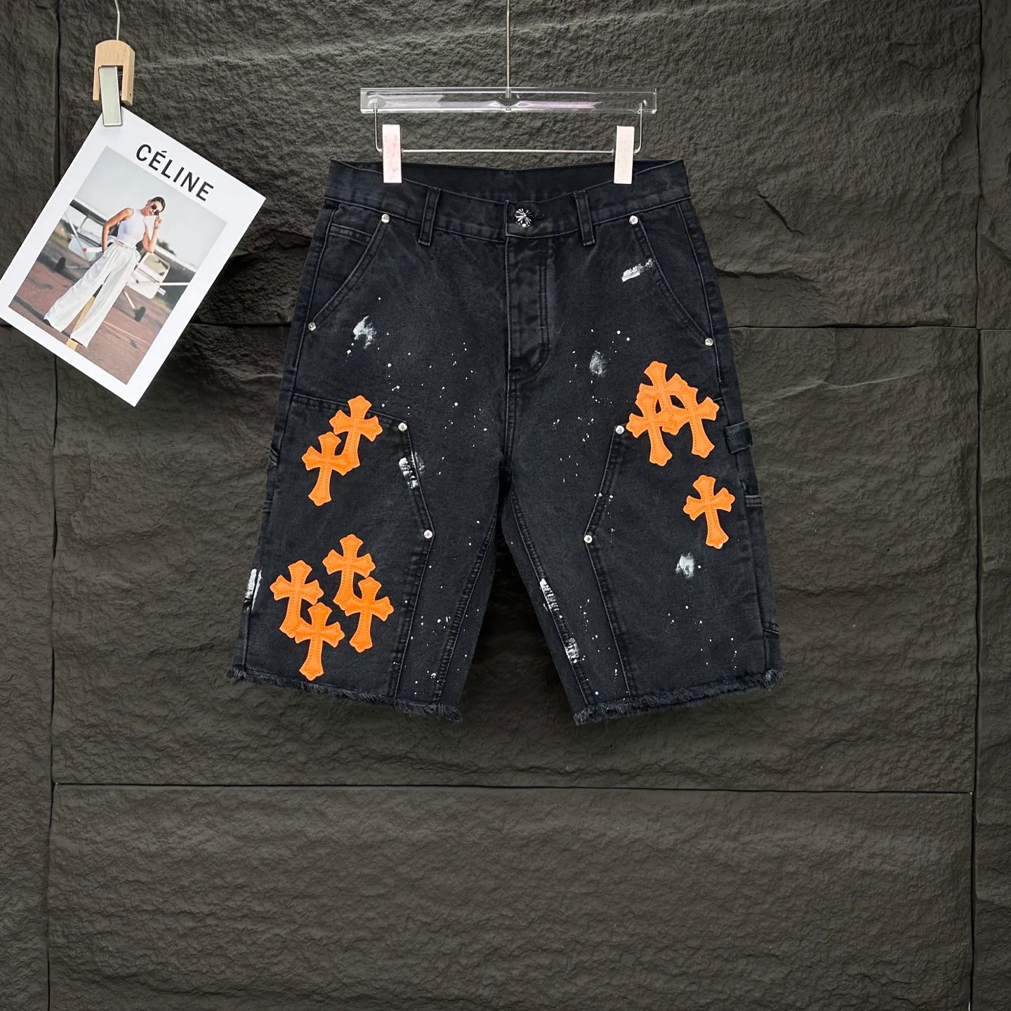 P240 GALLERY DEPT. & Croixin co-branded 2025 new limited edition spliced ​​splash-ink hand-painted orange cross patchwork couple style washed loose denim shorts 🔥High version🔥High version🔥 Original customized denim fabric, the same raw material denim fabric as the Internet celebrity star, full body splicing loose version, splash-ink hand-painted craftsmanship with multiple orange cross embroidery patchwork style designs, very high-end and stylish! The fabric feels very comfortable and these denim shorts are super versatile and look great! ! Complete three standards, same style for men and women 👫A must-have item for everyone Color: black, khaki Size: 28, 30, 32, 34, 36 (five sizes)